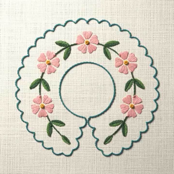 Round collar with a blossom garland: preview of the stitched design