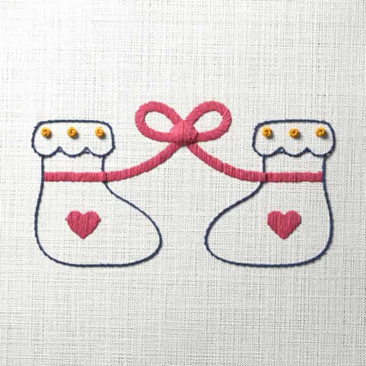 Baby booties tied with a bow: preview of the stitched design