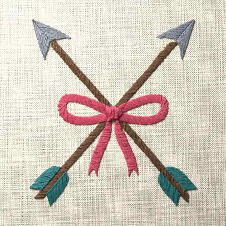 Crossed arrows tied with a bow: preview of the stitched design