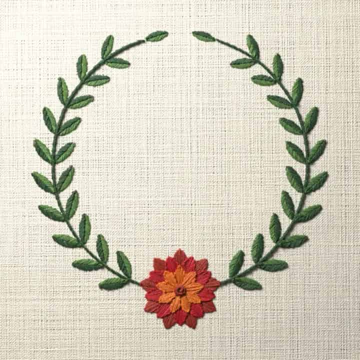 Dahlia laurel wreath: preview of the stitched design