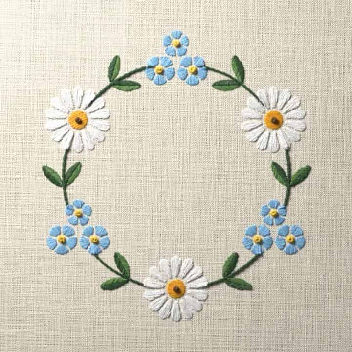 Daisy and forget-me-not wreath: preview of the stitched design