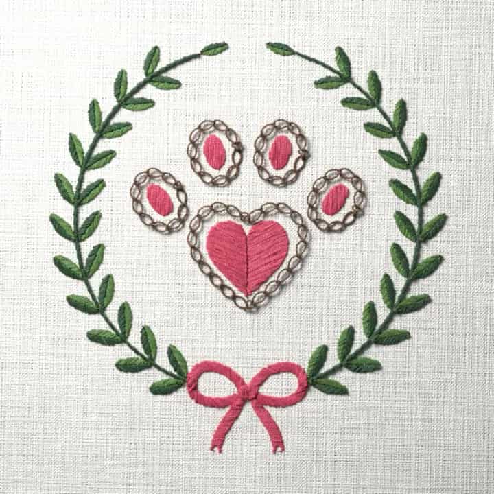 Heart paw in laurel: preview of the stitched design