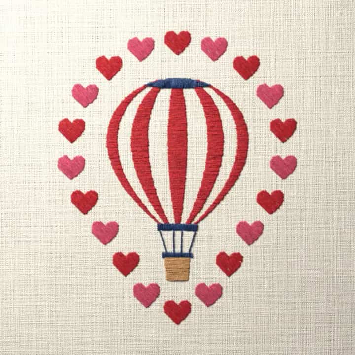 Hot-air balloon with hearts: preview of the stitched design