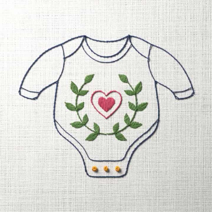Long-sleeved bodysuit with a heart: preview of the stitched design