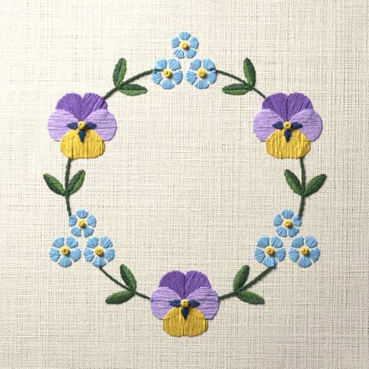 Pansy and forget-me-not wreath: preview of the stitched design