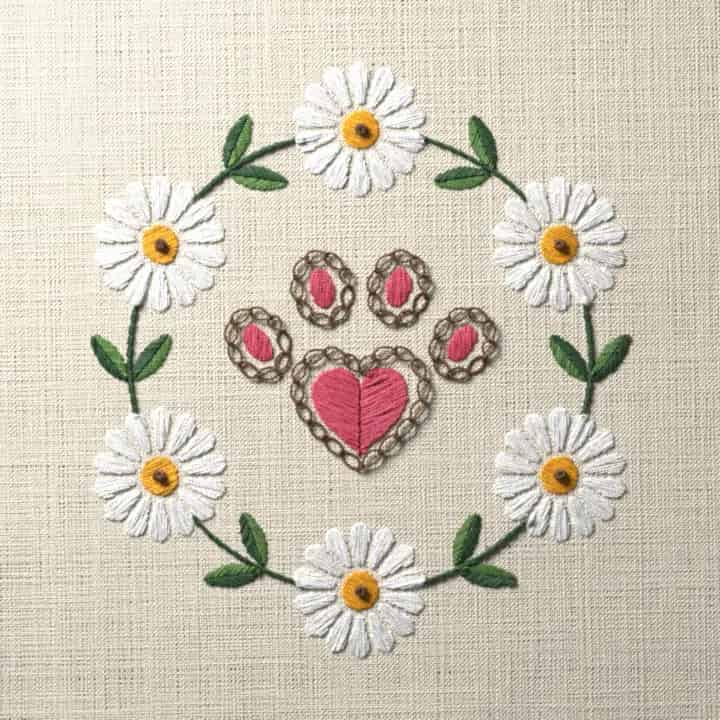 Paw print in a daisy wreath: preview of the stitched design