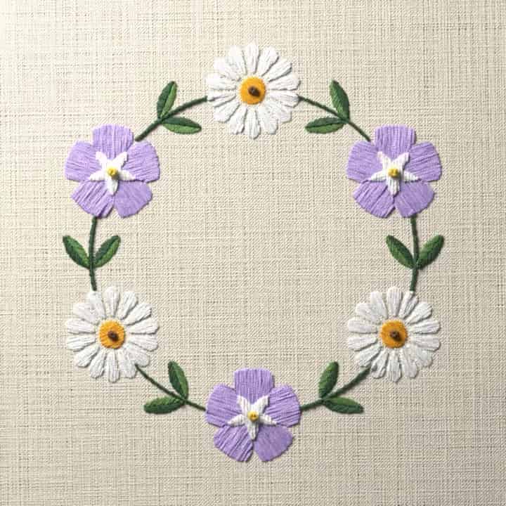 Periwinkle and daisy wreath: preview of the stitched design
