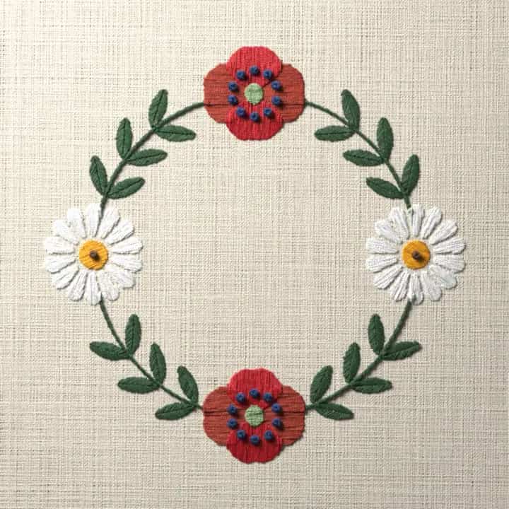 Poppy and daisy wreath: preview of the stitched design