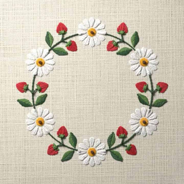 Summer wreath, daisies and strawberries: preview of the stitched design