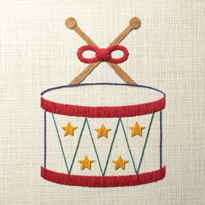 Toy drum with crossed drumsticks: preview of the stitched design