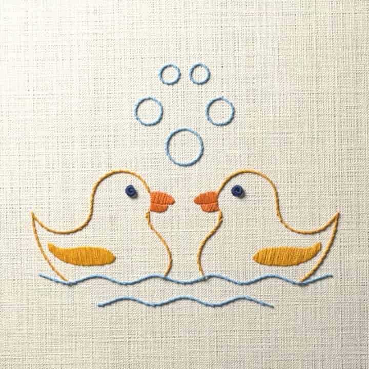 Two rubber ducks with bubbles: preview of the stitched design